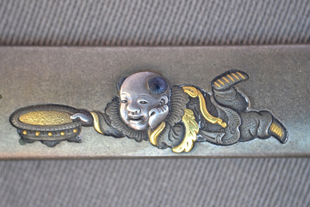 Kozuka en Shibuichi incruté de métaux précieux par Unno Bisei. Japon Meiji vers 1900-photo-3