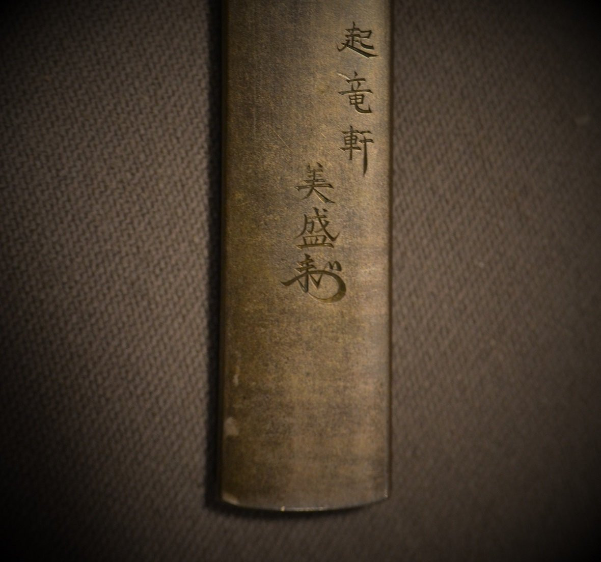 Kozuka en Shibuichi incruté de métaux précieux par Unno Bisei. Japon Meiji vers 1900-photo-8