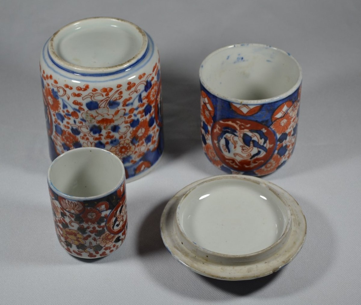 Set Of 3 "imari" Porcelain Pots. Arita Japan, Early 18th Century.-photo-1