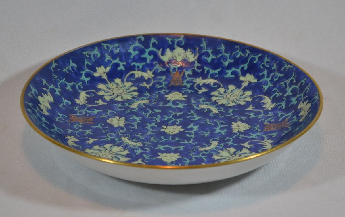 Plat en porcelaine émaillée de fleurs de lotus sur fond bleu.Chine 19°siècle.-photo-2