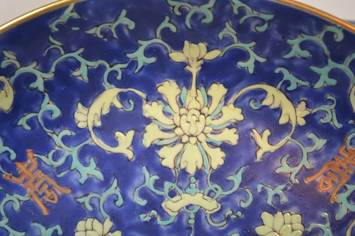 Plat en porcelaine émaillée de fleurs de lotus sur fond bleu.Chine 19°siècle.-photo-3
