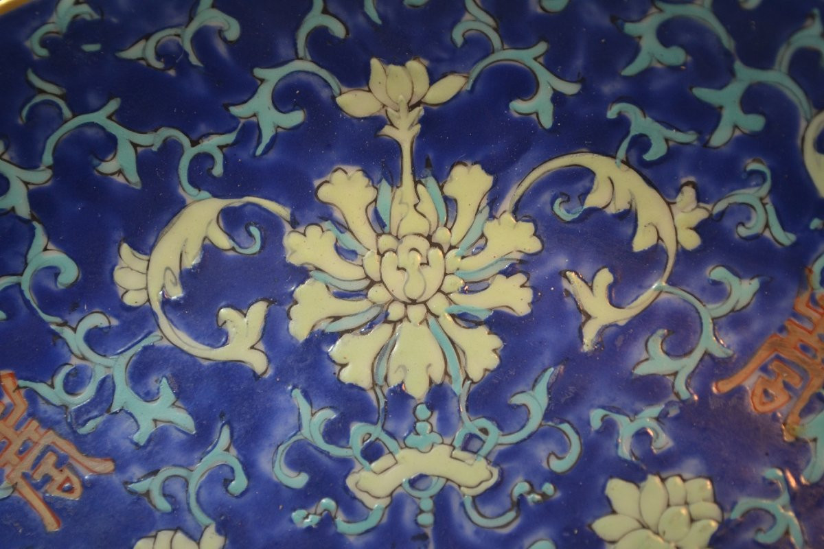 Plat en porcelaine émaillée de fleurs de lotus sur fond bleu.Chine 19°siècle.-photo-3