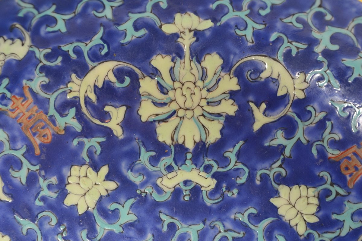 Plat en porcelaine émaillée de fleurs de lotus sur fond bleu.Chine 19°siècle.-photo-5