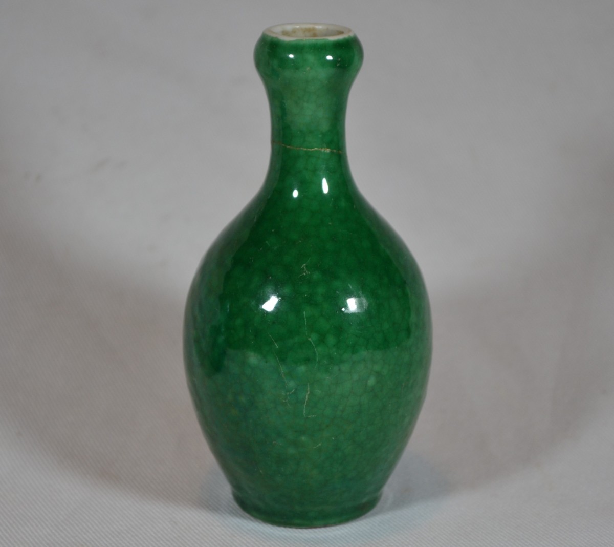 Apple Green Crackle Porcelain Vase. China, Qing Dynasty.
