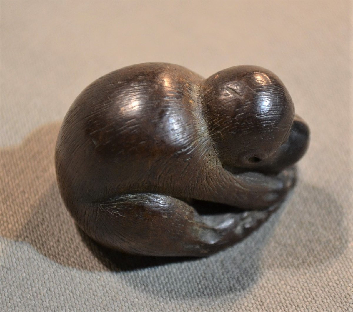 Singe en bois sculpté.Netsuké signé.Japon Edo.-photo-2