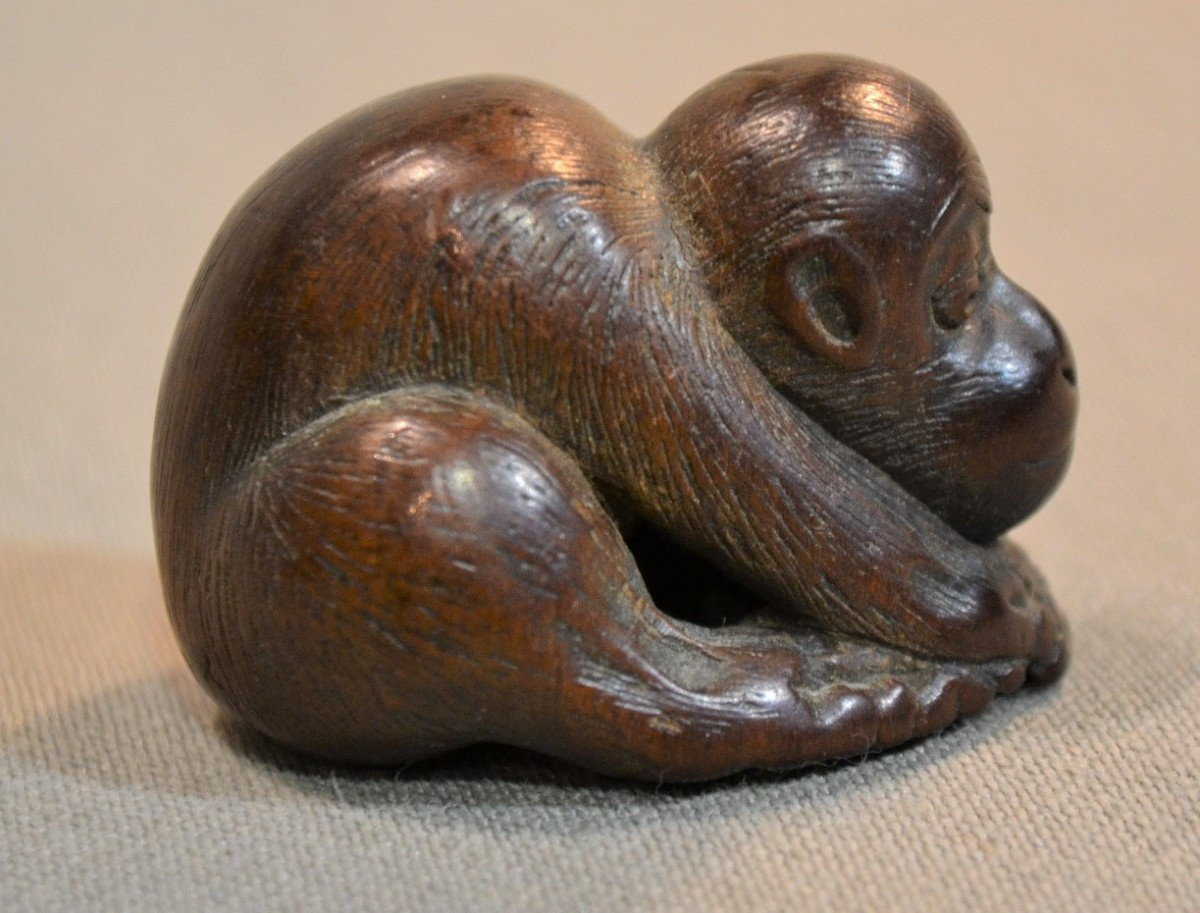 Singe en bois sculpté.Netsuké signé.Japon Edo.