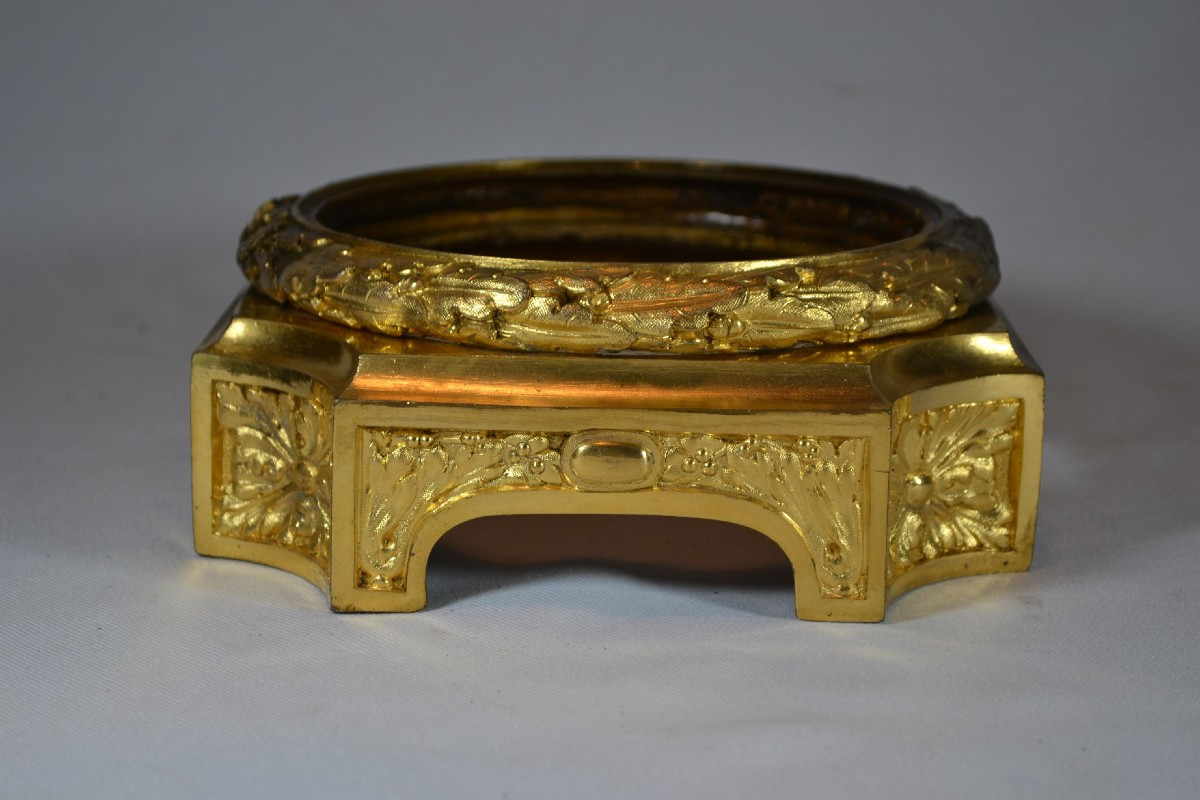 Socle en bronze doré .Style et époque louis XVI. France 18°siècle.