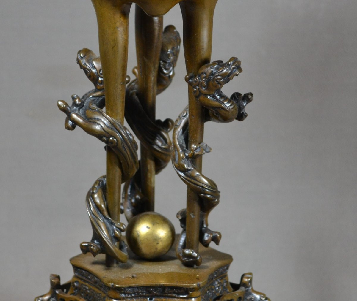 Brûle-parfums en bronze aux dragons et perle sacrée.Japon 19°siècle.  -photo-2