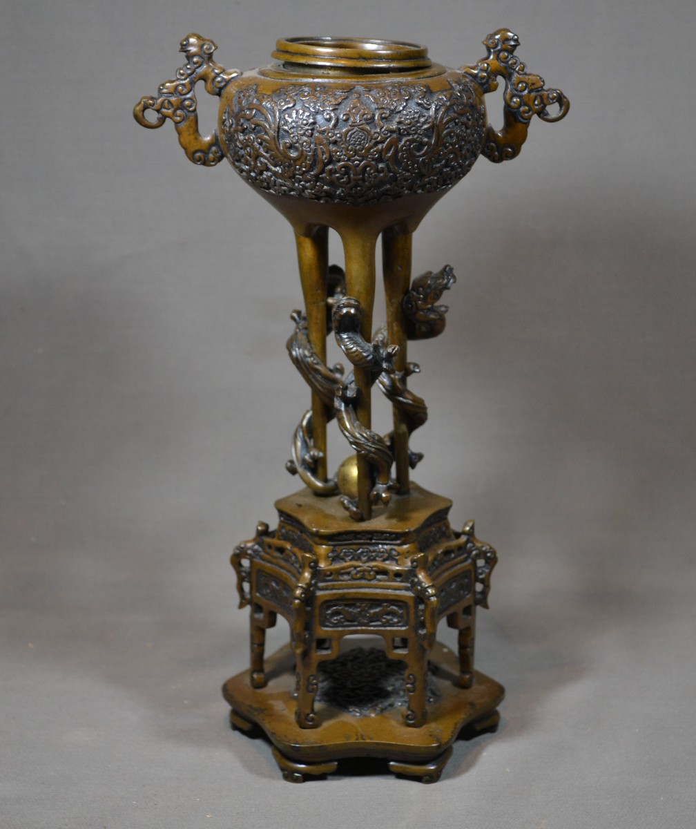Brûle-parfums en bronze aux dragons et perle sacrée.Japon 19°siècle.  