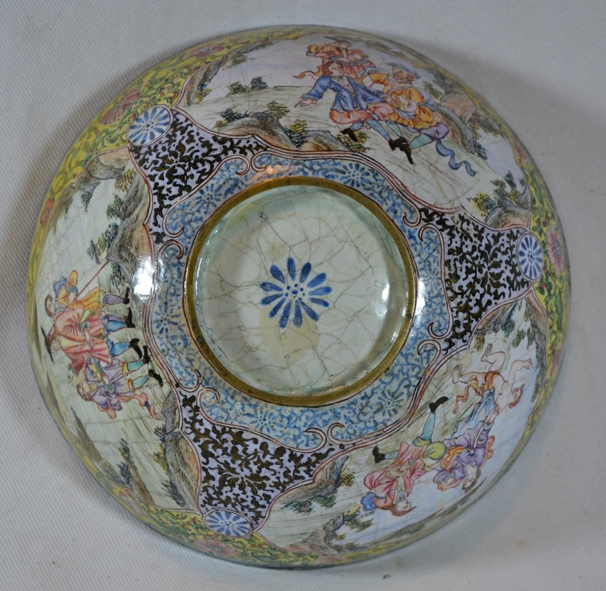 Peking Enamel Bowl. European Decoration. 18th Century China.-photo-2