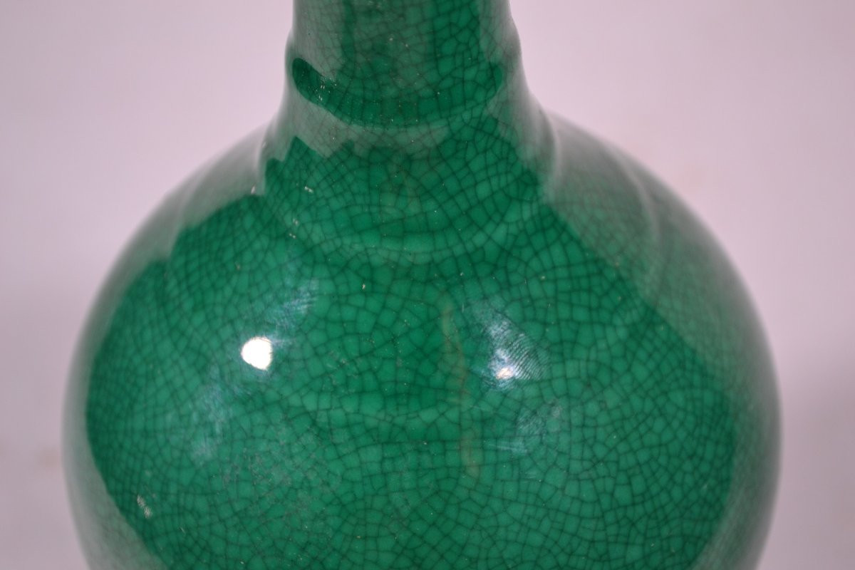 Apple Green Cracked Glazed Porcelain Vase. Qing Dynasty China.-photo-3