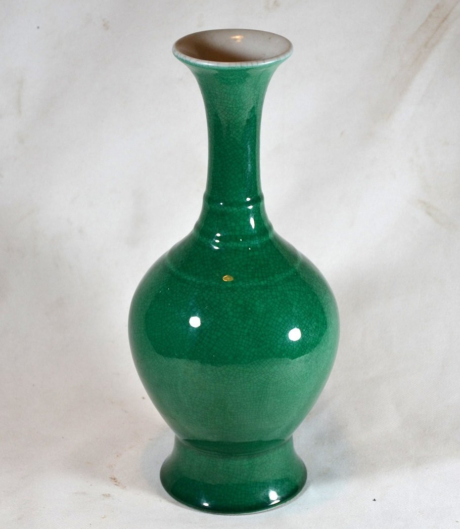 Apple Green Cracked Glazed Porcelain Vase. Qing Dynasty China.-photo-1