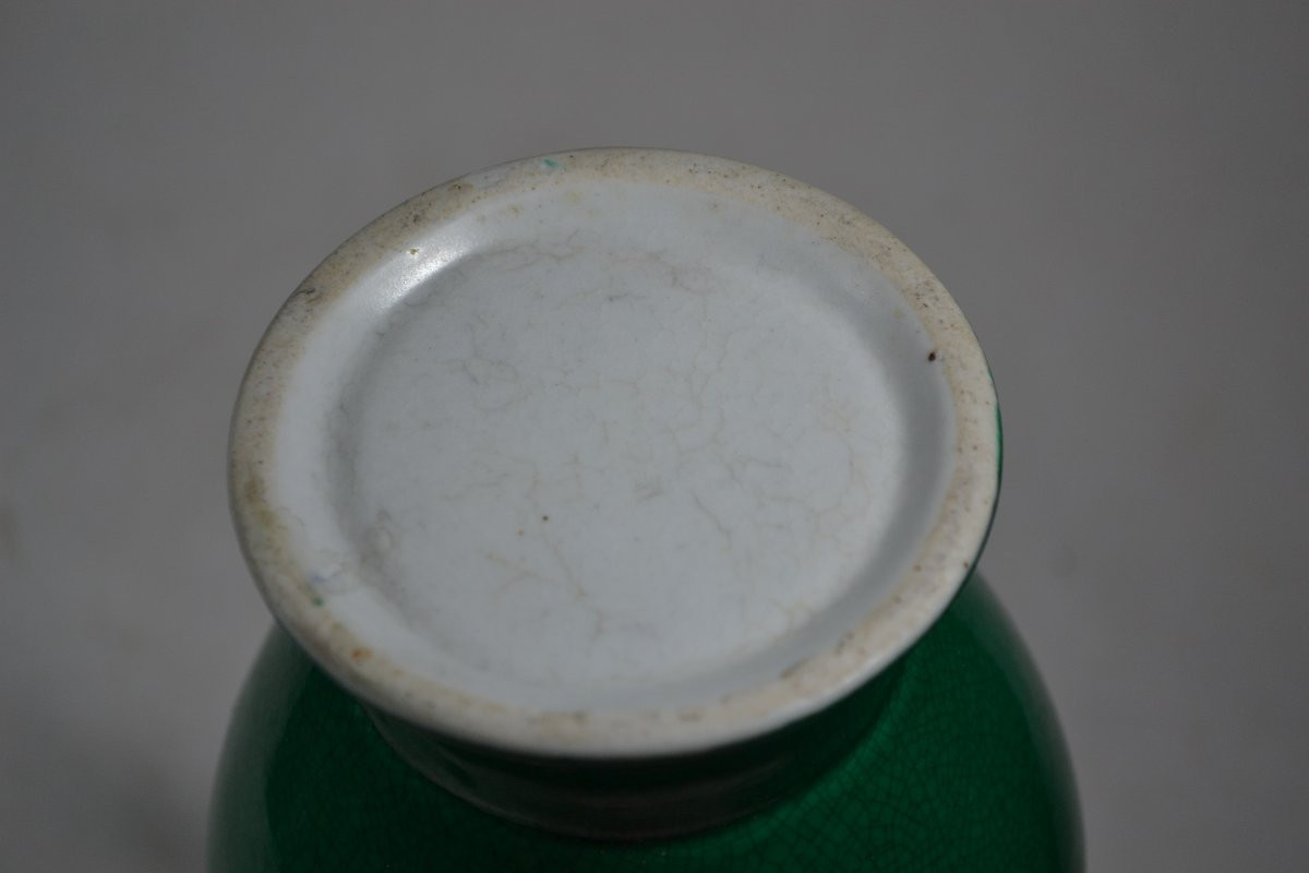 Apple Green Cracked Glazed Porcelain Vase. Qing Dynasty China.-photo-2