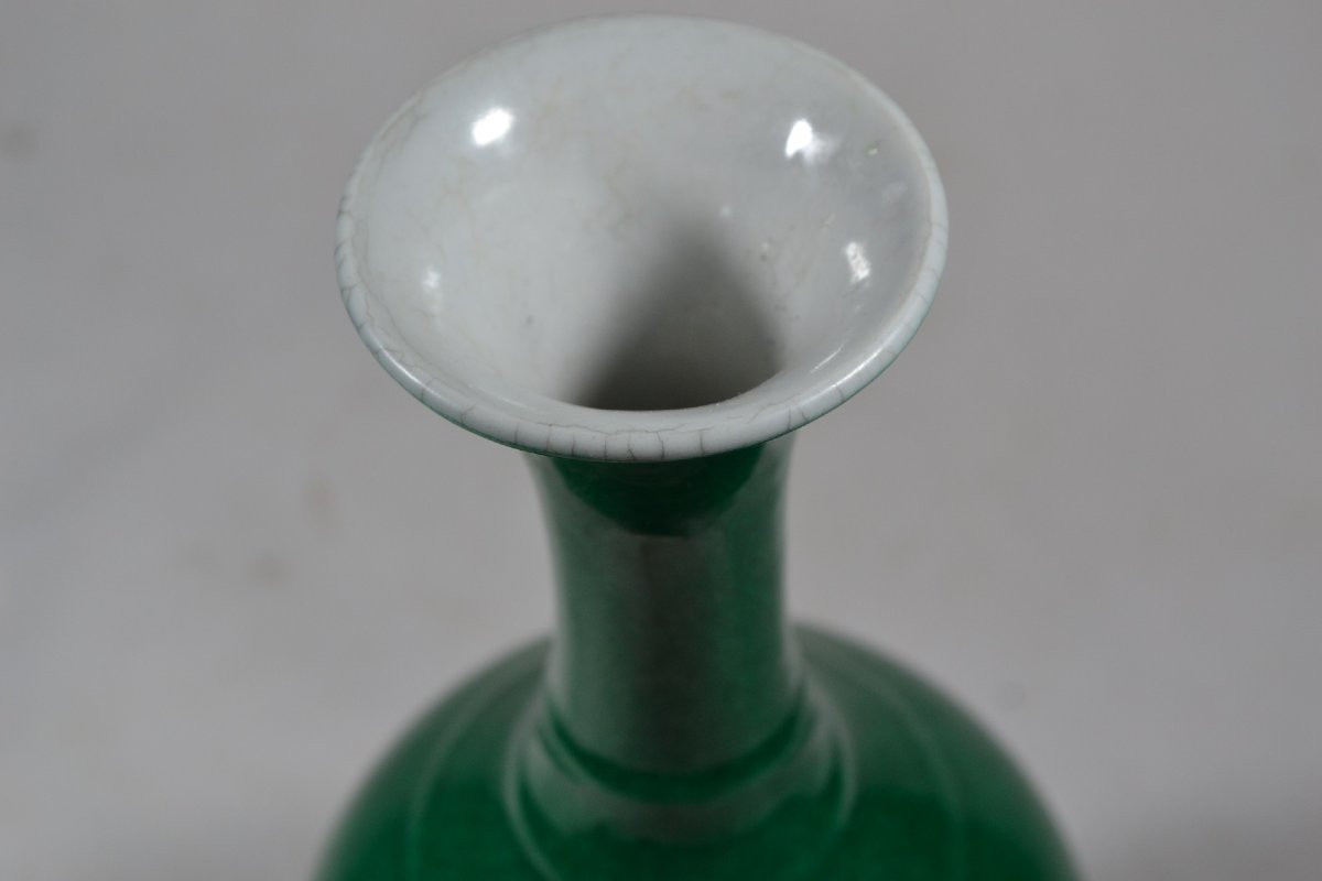 Apple Green Cracked Glazed Porcelain Vase. Qing Dynasty China.-photo-4
