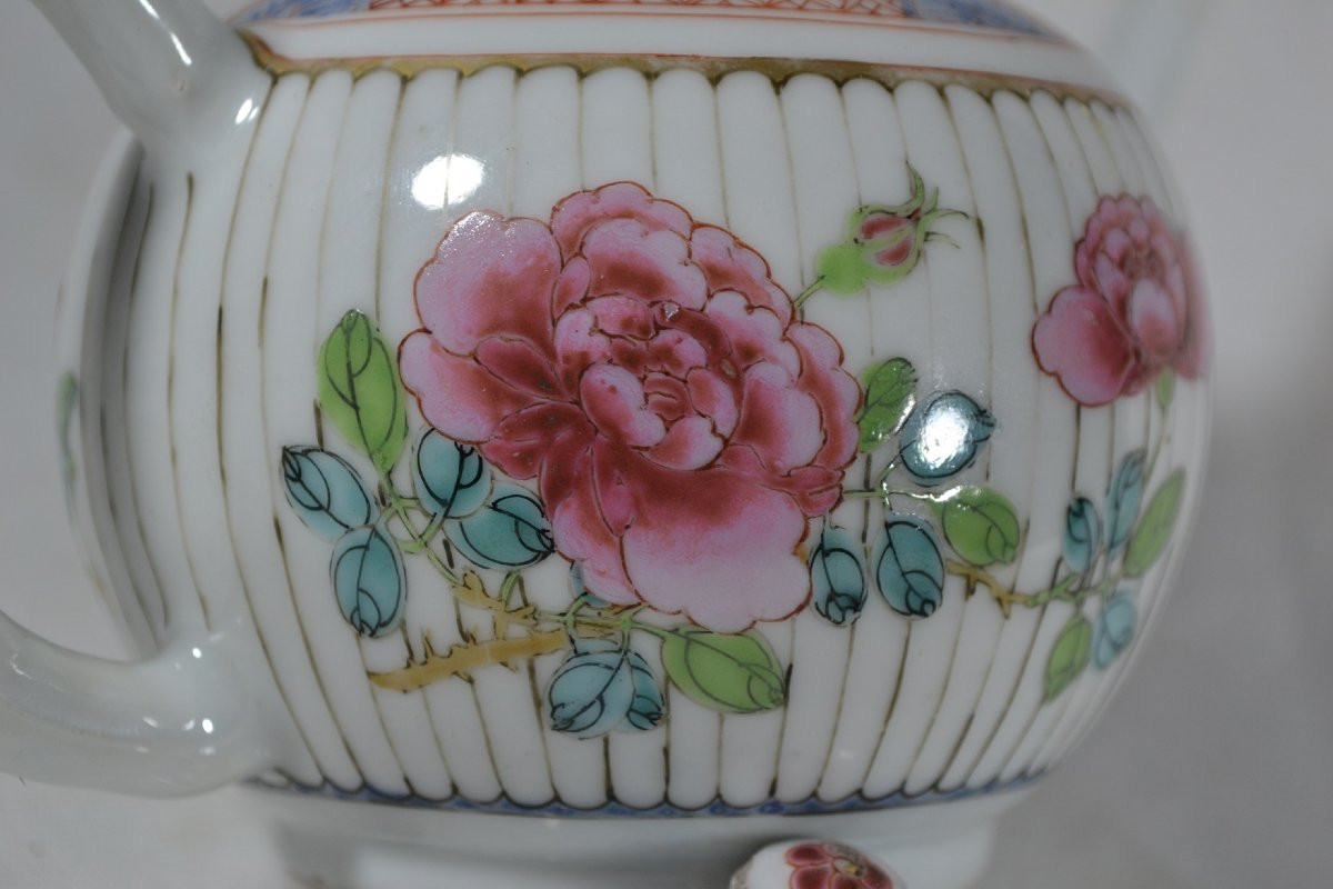 Chinese Porcelain Teapot. Qianlong Reign, 18th Century. -photo-1