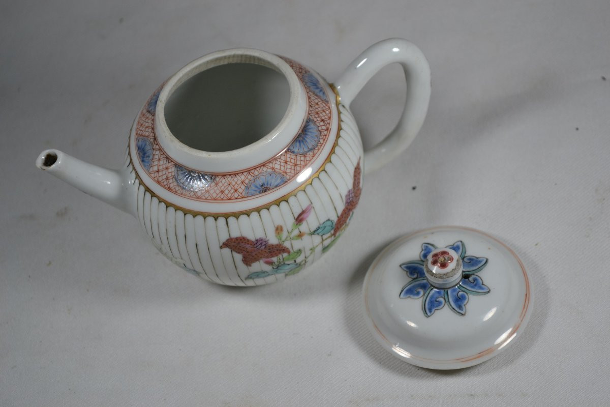 Chinese Porcelain Teapot. Qianlong Reign, 18th Century. -photo-2