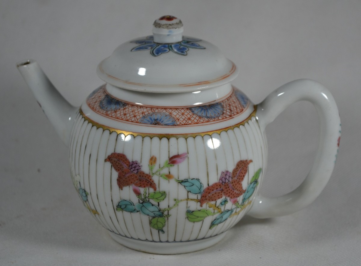 Chinese Porcelain Teapot. Qianlong Reign, 18th Century. 