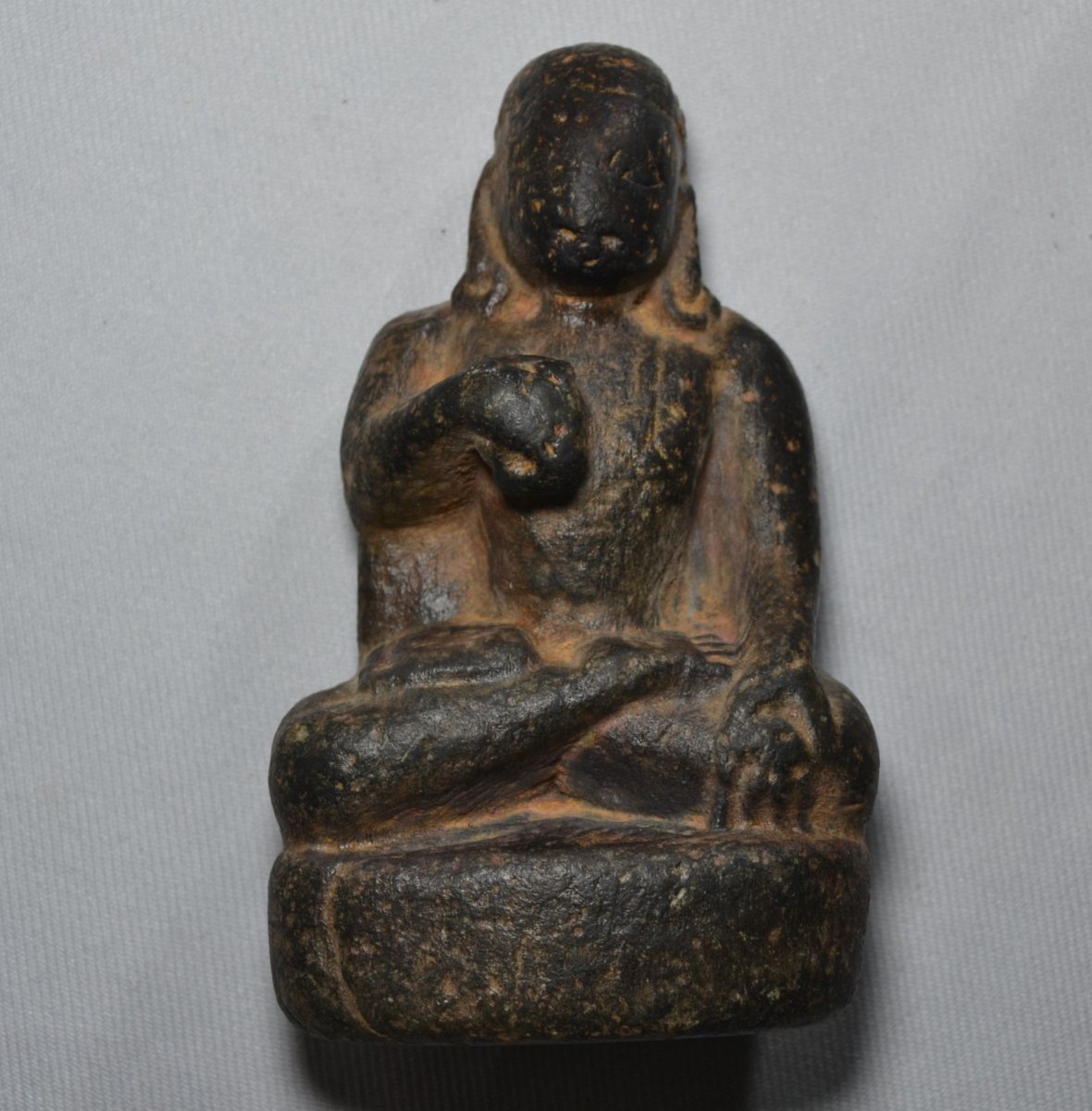 Bouddha en pierre noire sculptée.Indes médièvales époque Pala 11° siècle.-photo-1