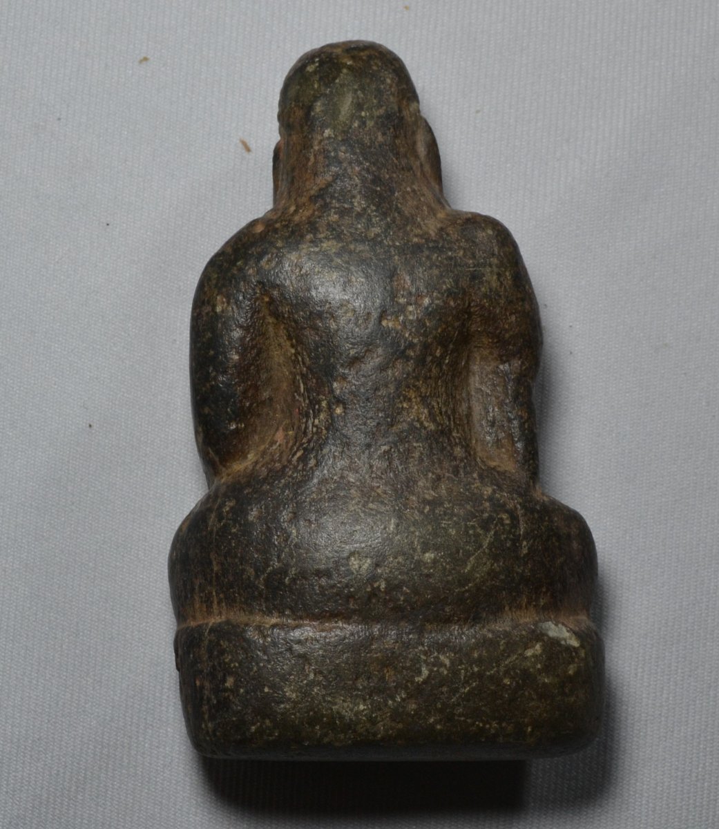 Bouddha en pierre noire sculptée.Indes médièvales époque Pala 11° siècle.-photo-2