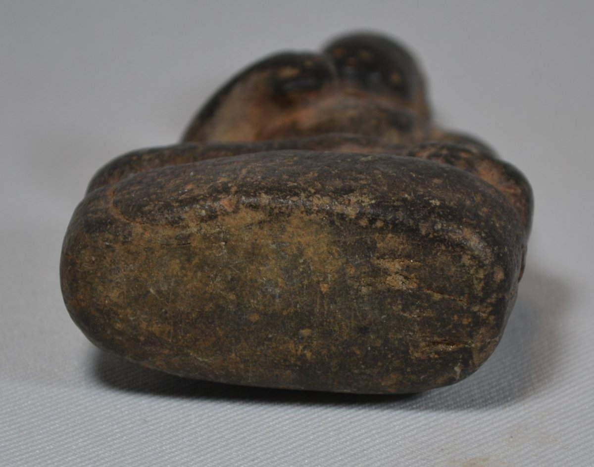 Bouddha en pierre noire sculptée.Indes médièvales époque Pala 11° siècle.-photo-3