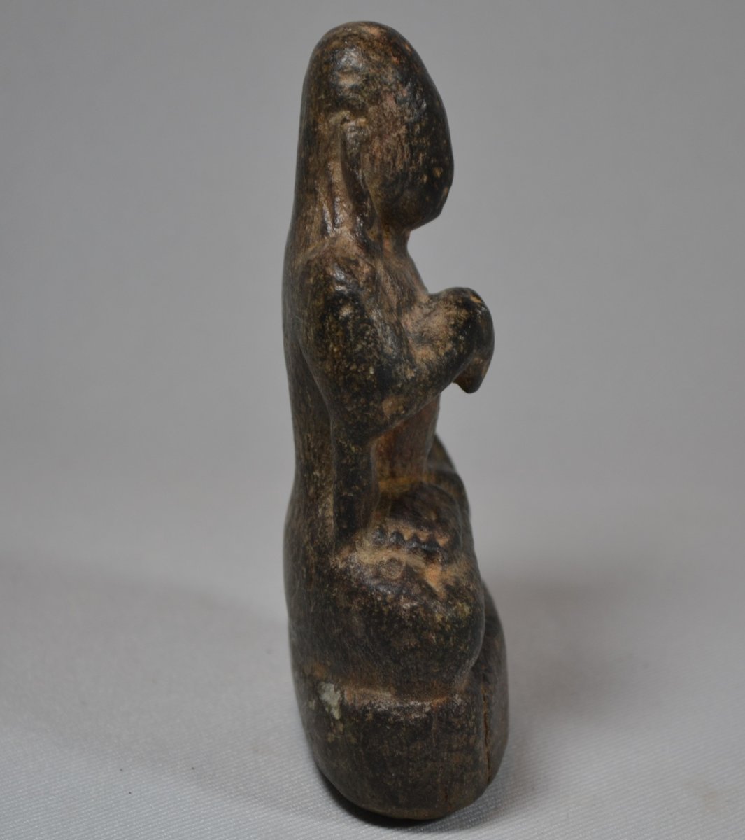 Bouddha en pierre noire sculptée.Indes médièvales époque Pala 11° siècle.-photo-5
