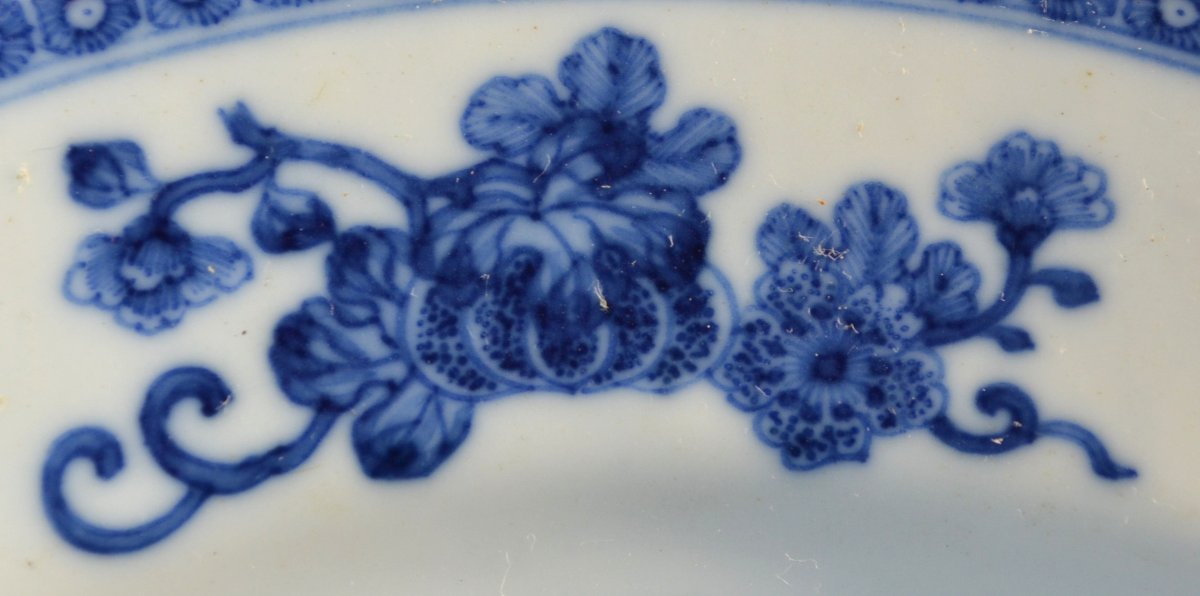Plat en porcelaine bleu et blanc. Chine 18°siècle.Qianlong. -photo-2
