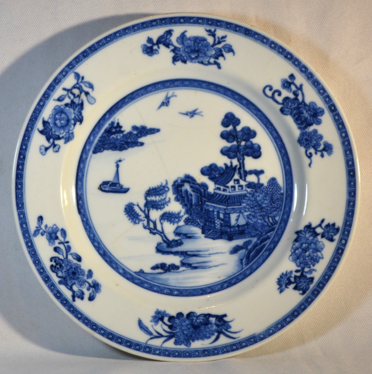 Plat en porcelaine bleu et blanc. Chine 18°siècle.Qianlong. 