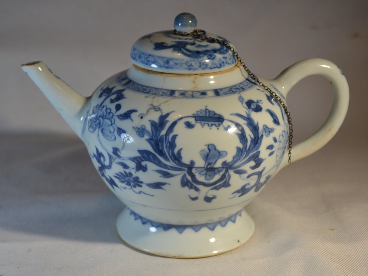 Théière en porcelaine décor blanc et bleu de couronnes. Chine 18°siècle.-photo-2