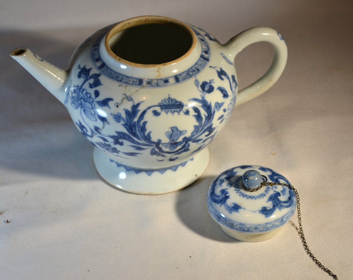Théière en porcelaine décor blanc et bleu de couronnes. Chine 18°siècle.-photo-3