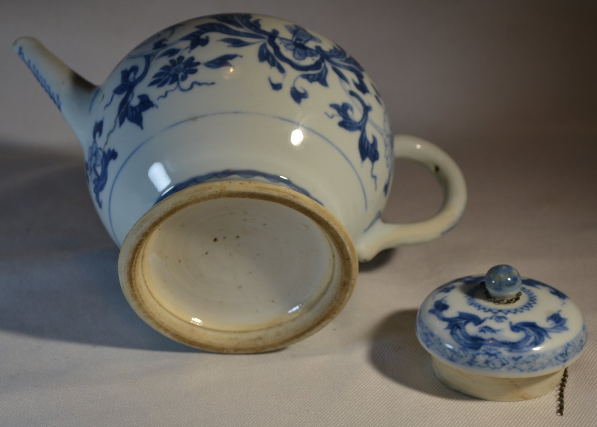 Théière en porcelaine décor blanc et bleu de couronnes. Chine 18°siècle.-photo-4
