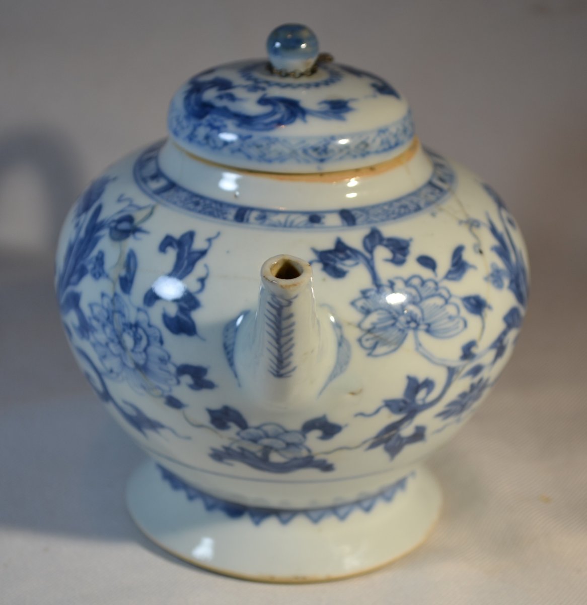 Théière en porcelaine décor blanc et bleu de couronnes. Chine 18°siècle.-photo-1