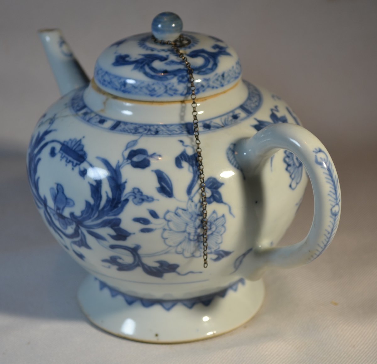Théière en porcelaine décor blanc et bleu de couronnes. Chine 18°siècle.-photo-2