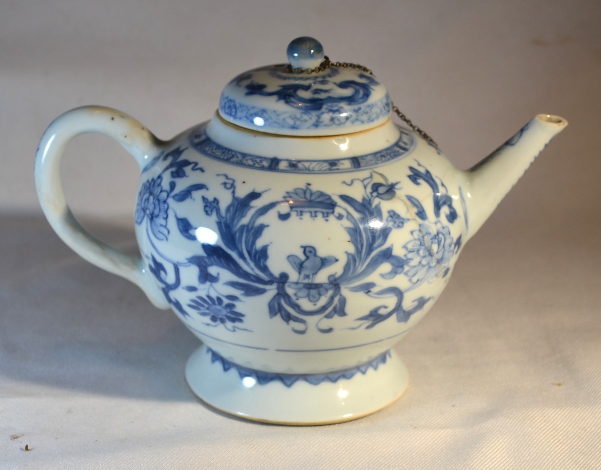 Théière en porcelaine décor blanc et bleu de couronnes. Chine 18°siècle.