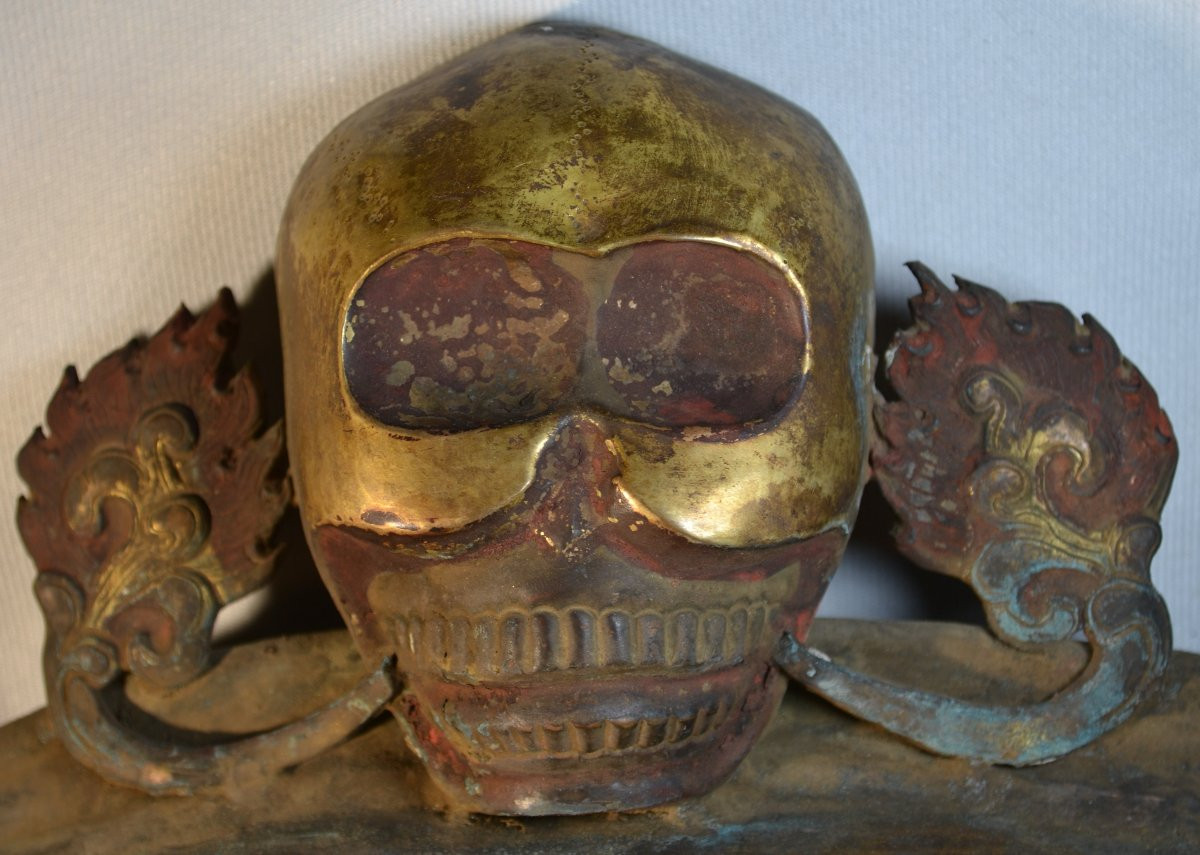 Masque de Yamantaka (Vajrabhairava) en cuivre repoussé et doré. Tibet ou Népal 19° siècle. -photo-3