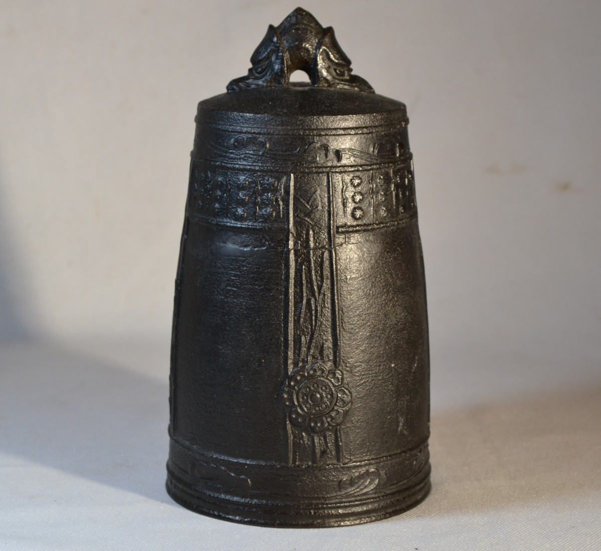 Cloche en bronze coulé et laqué.Japon période Edo 18-19°siècle.