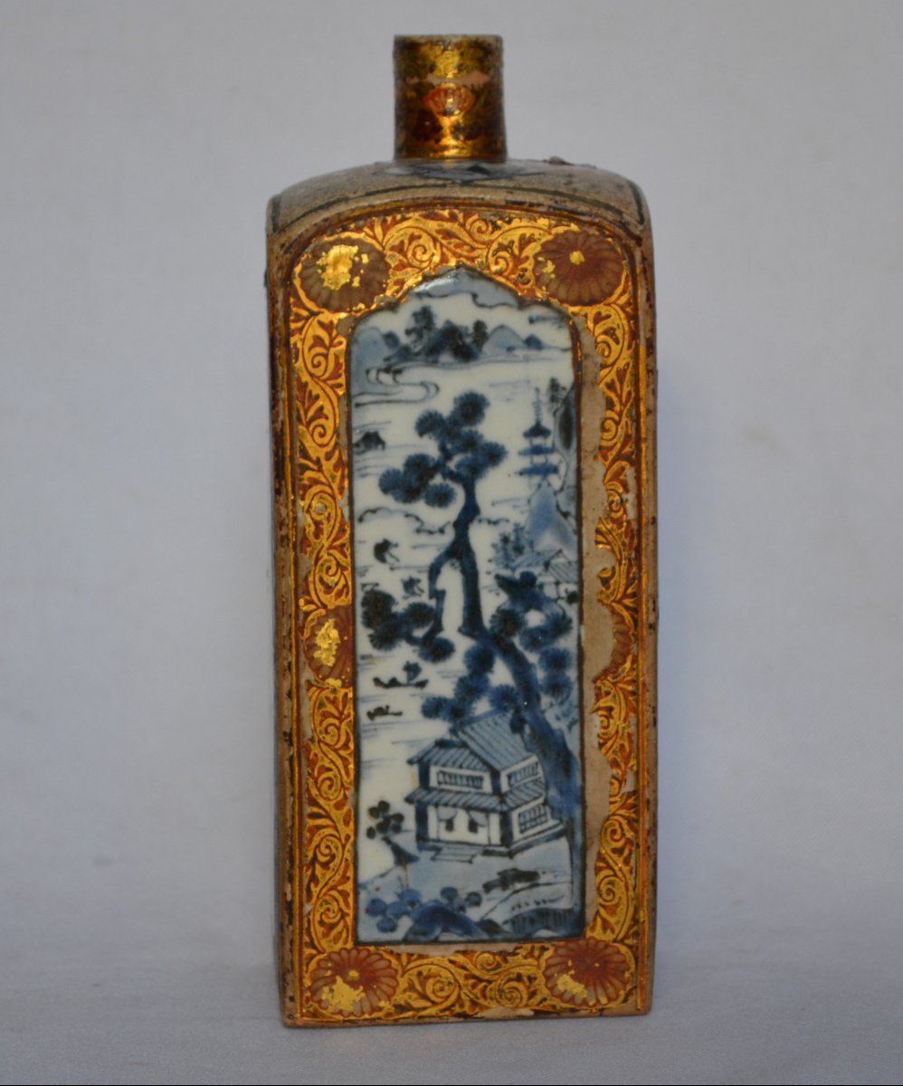 Tokkuri en porcelaine, décor en bleu sous couverte. Partiellement laqué. Japon fin 17°siècle-photo-1