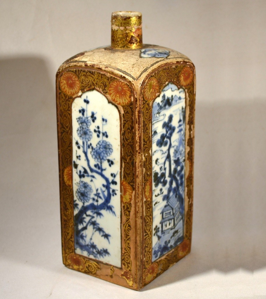 Tokkuri en porcelaine, décor en bleu sous couverte. Partiellement laqué. Japon fin 17°siècle