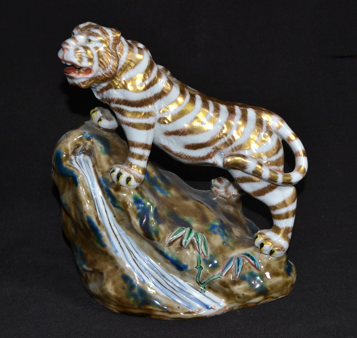 Tigre en porcelaine décor émaillé. Ecole de Kozan. Japon Meiji. -photo-1