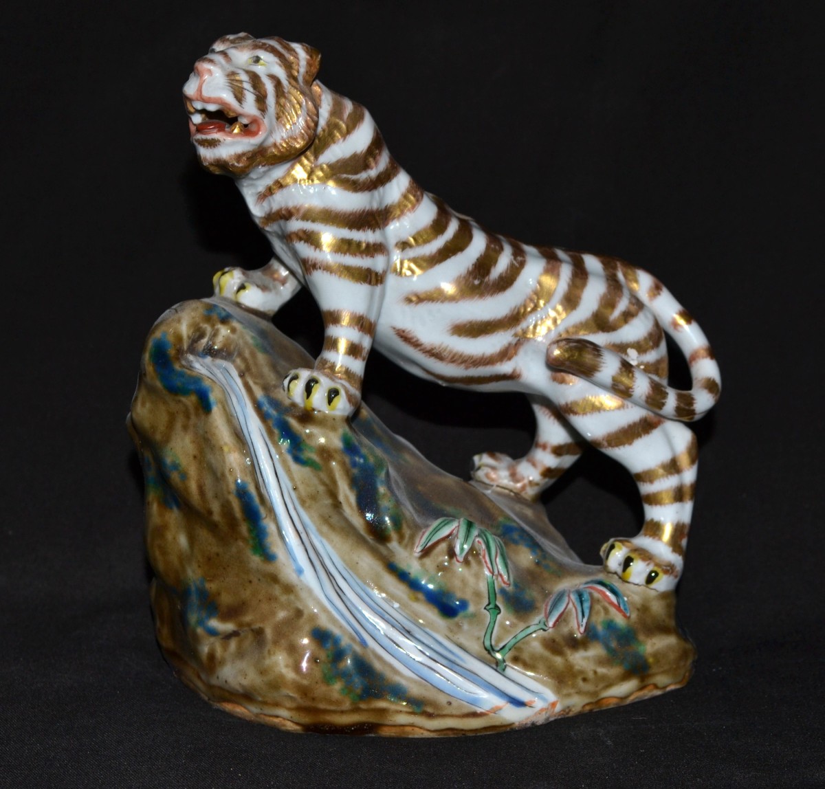 Tigre en porcelaine décor émaillé. Ecole de Kozan. Japon Meiji. 