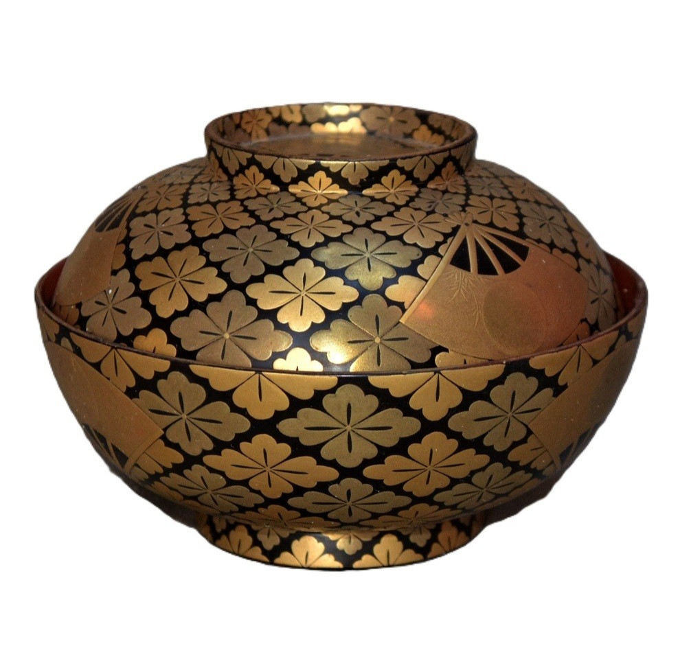 Covered Lacquered Wooden Bowl. Japan, Meiji Period. 