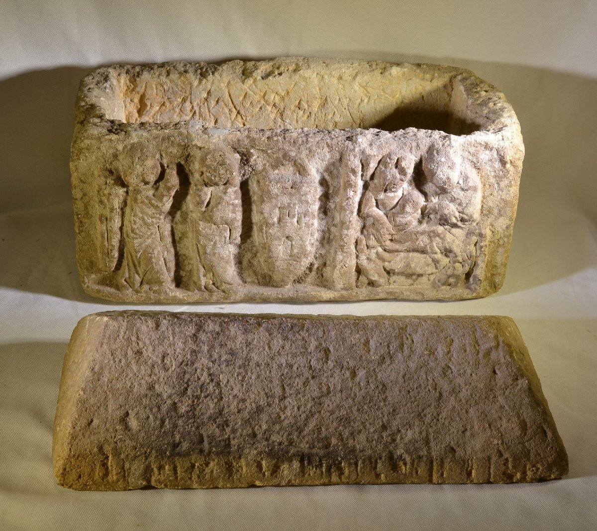 Coffret en pierre sculptée . Art roman. Jura X1° siècle. -photo-2