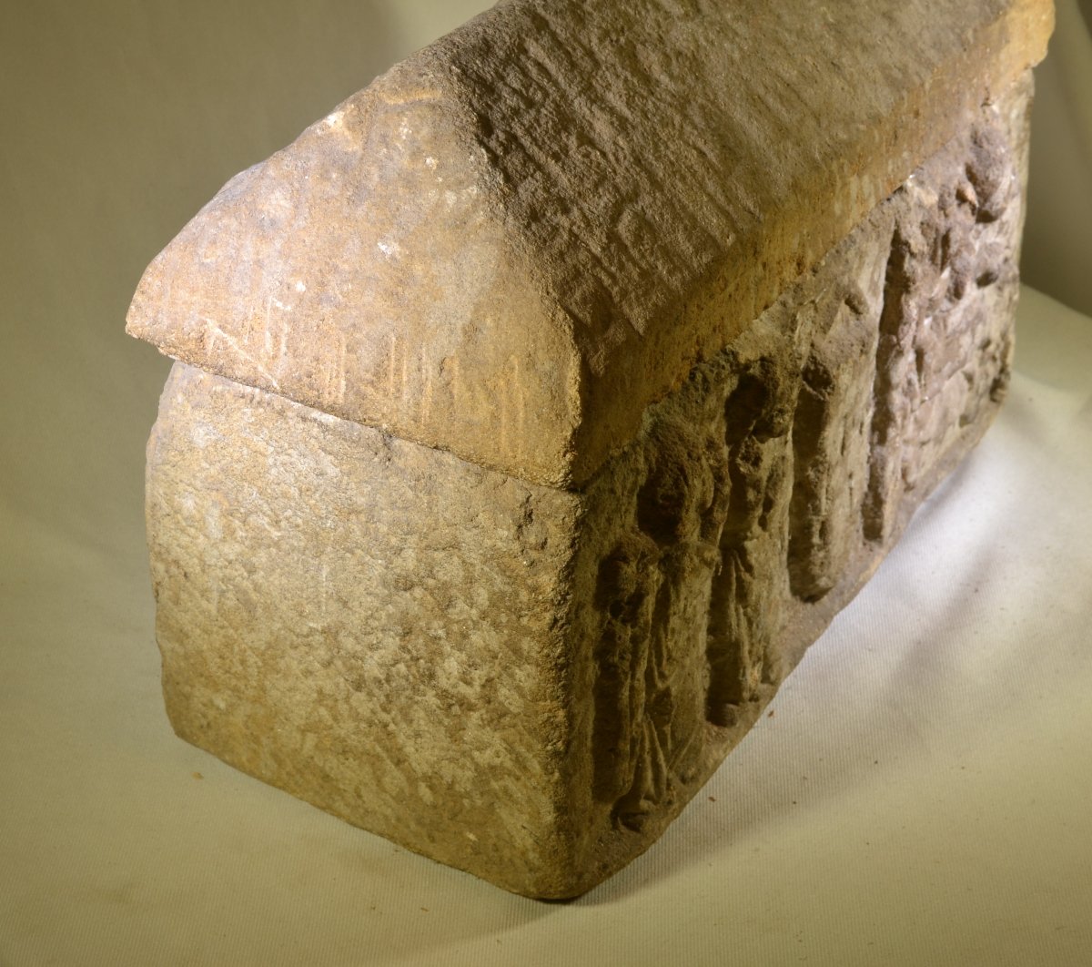 Coffret en pierre sculptée . Art roman. Jura X1° siècle. -photo-5