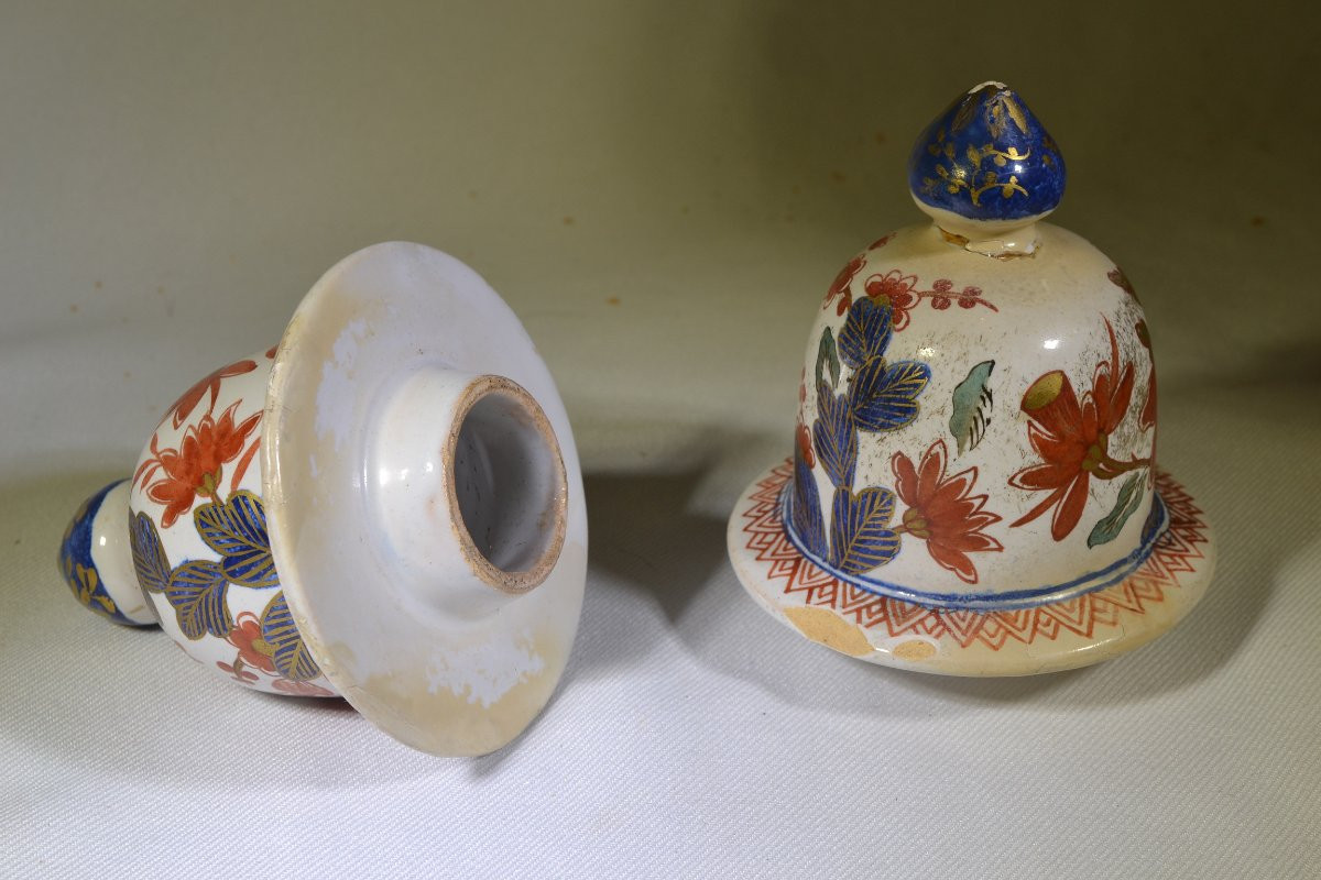 Pair Of Covered Earthenware Vases. Holland, 18th Century, Delft. Apk Mark. -photo-2