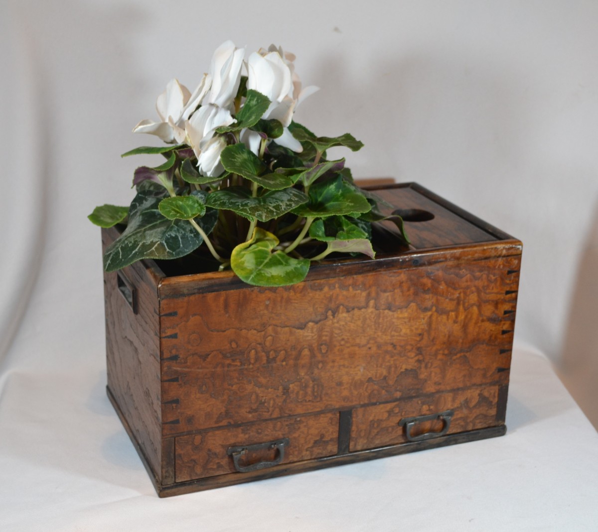 Hibachi ou Jardinière en bois et cuivre. Japon période Taisho vers 1930. 