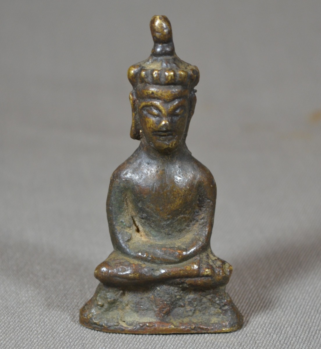 Bouddha-pendentif en bronze. Sud-est asiatique. Laos Cambodge 15°-16° siècle.