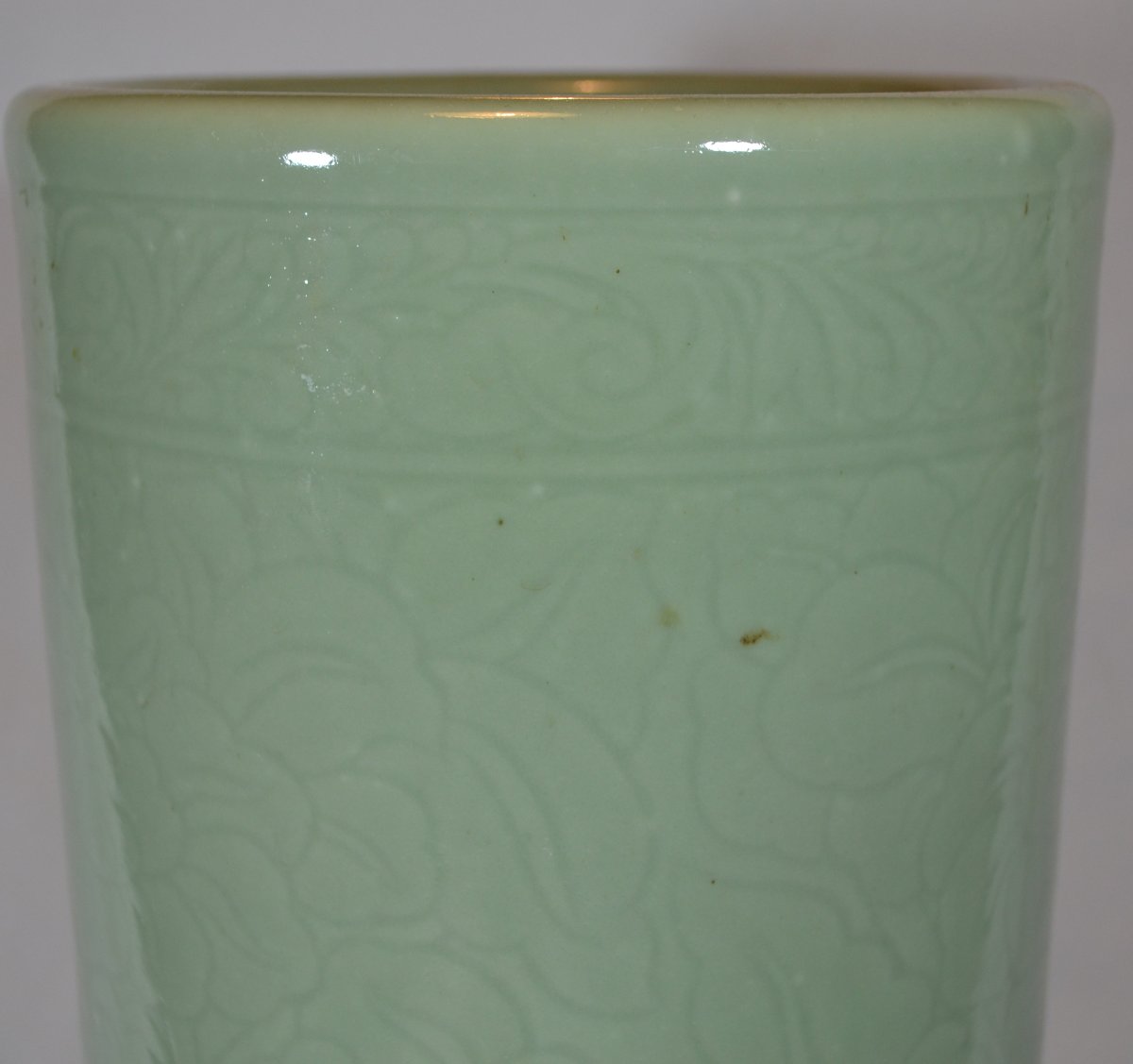 Vase rouleau décor incisé sur fond céladon. Chine dynastie Qing 19° siècle. -photo-3