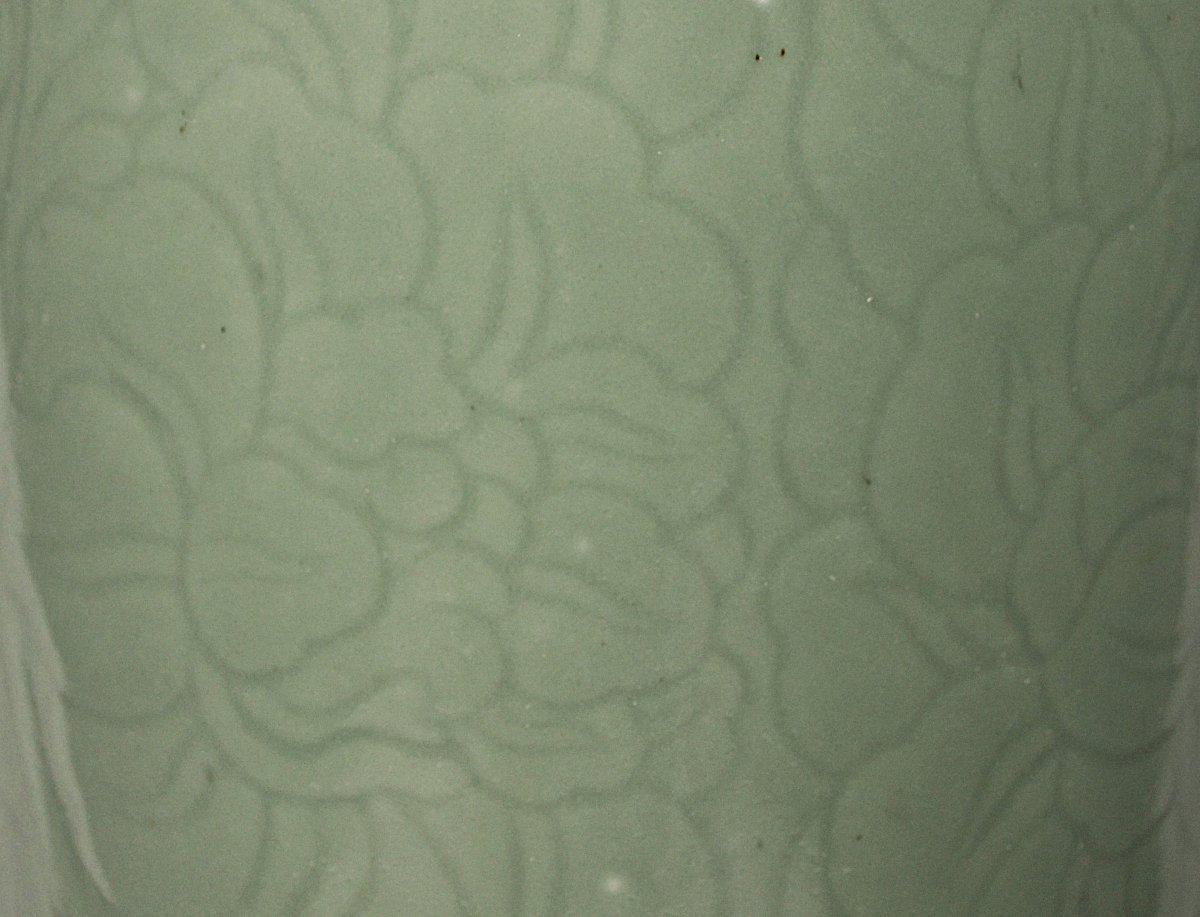 Vase rouleau décor incisé sur fond céladon. Chine dynastie Qing 19° siècle. -photo-1