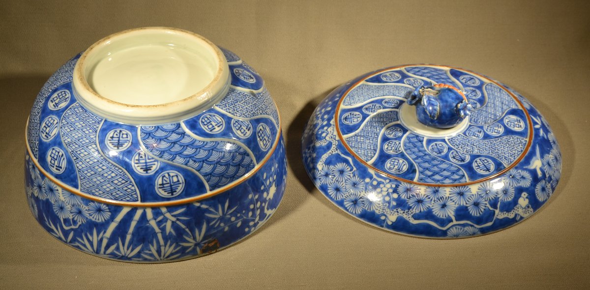 Shonzhui. Covered Bowl Decorated With The Three Friends In Blue. China, 17th Century. Kangxi Transition Period.-photo-4
