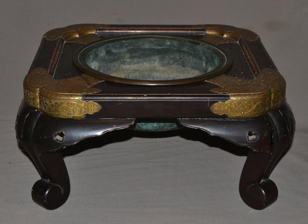 Hibachi en laque noire et cuivre doré. Japon début Edo (1603-1868). -photo-2