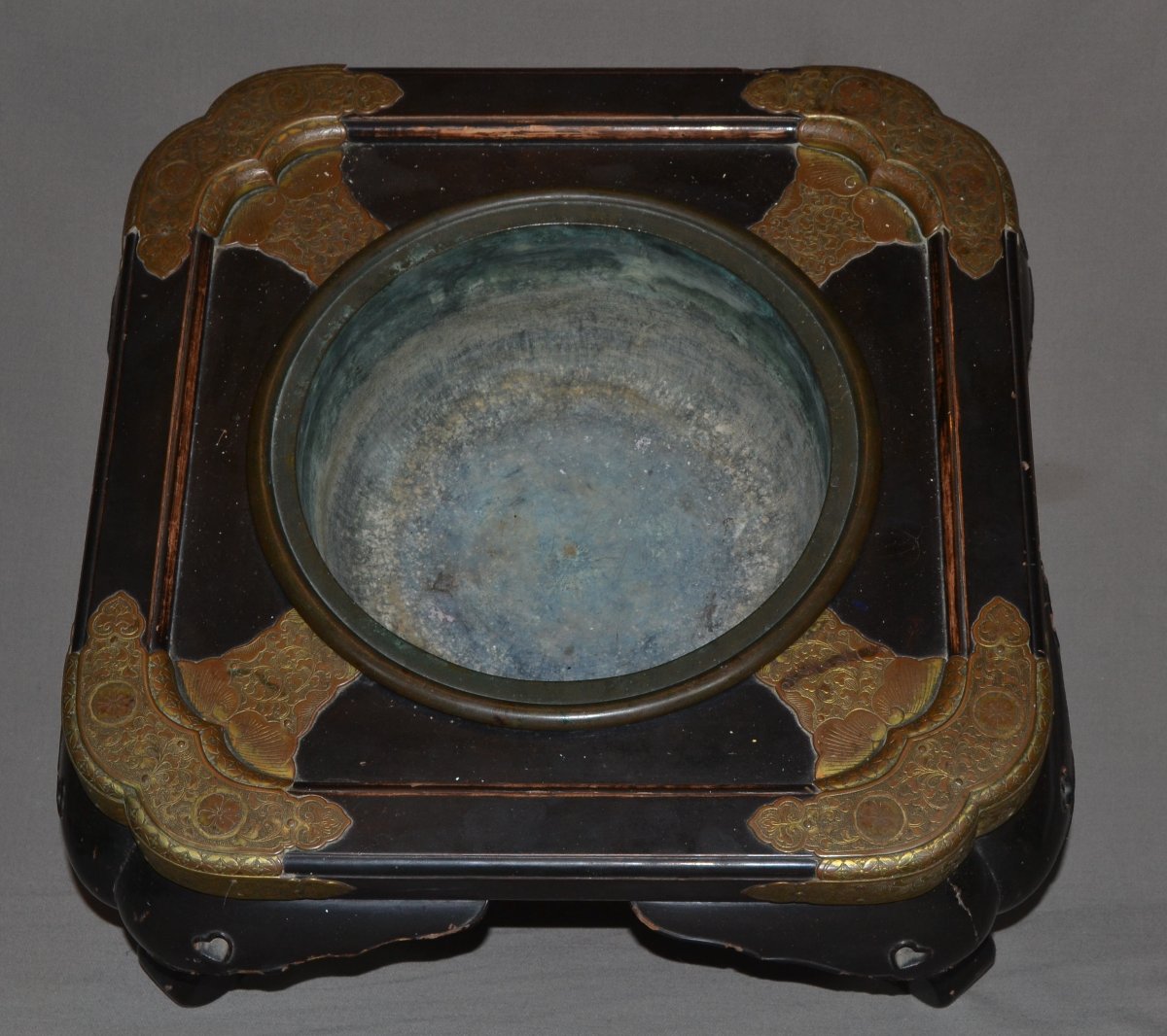 Hibachi en laque noire et cuivre doré. Japon début Edo (1603-1868). -photo-1